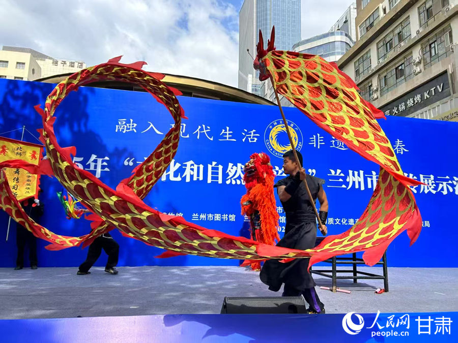柴宗峰在2025年“文化和自然遺產(chǎn)日”蘭州市非遺宣傳展示活動(dòng)中表演舞獅。人民網(wǎng)記者 焦隆攝